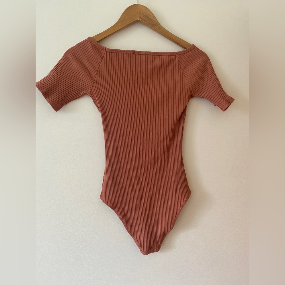 Aritzia Wilfred Free Pink Short Sleeve Bodysuit Size Medium - Picture 2 of 4